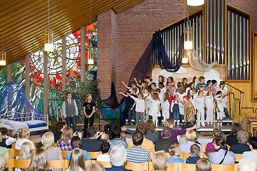 Singende Kinder auf der Bhne am Gemeindefest, die ausnahmsweise vor der groen Orgel aufgebaut war.