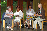 Die beiden weiblichen Mitglieder der thiopischen Delegation 2010 und weitere Besucherinnen der Veranstaltung beim gemeinsamen Singen im groen Gemeinderaum der Trinitatiskirche.