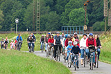 Rund 30 Teilnehmer auf ihren Fahrrdern auf der Strecke zwischen Clbe und Brgeln.