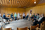 Blick in den groen Gemeinderaum, wo Teilnehmerinnen und Teilnehmer des Predigtnachgesprchs auf kreisfrmig angeordneten Sthlen sitzen.