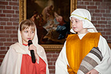 Josef und Maria auf der Herbergssuche, im Hintergrund das Gemlde eines Schlers von Raffael mit der Weihnachtsszene.