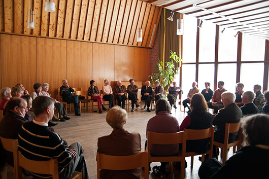 Blick in den groen Gemeinderaum der Trinitatiskirche, wo die Gemeindemitglieder einen Gesprchskreis bilden.