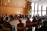 Blick in den groen Gemeinderaum der Trinitatiskirche, wo die Gemeindemitglieder einen Gesprchskreis bilden.