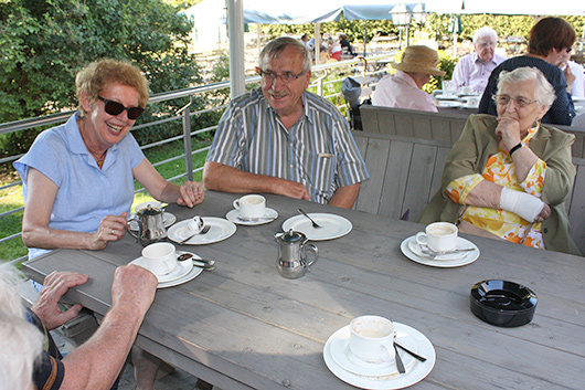 Einige Teilnehmerinnen und Teilnehmer des Seniorenausflugs beim Kaffeetrinken in der Dammhle.