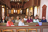 Blick in die Ebsdorfer Kirche, wo die Teilnehmerinnen und Teilnehmer des Seniorenausflugs gespannt den Ausfhrungen der Referenten zuhren.