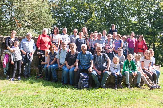 Die rund 35 Gemeindemitglieder, die an der Wanderung teilnahmen, haben sich vor der Burgruine Weier Stein zum Gruppenfoto aufgestellt.