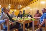 Ein Tisch mit Teilnehmerinnen und Teilnehmern am gemeinsamen Frhstck nach der Osternacht.