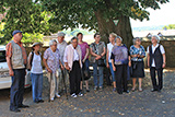 Die Teilnehmerinnen und Teilnehmer des Seniorenausflugs auf dem Gelnder der evangelischen Kirche Fronhausen.