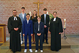 Vor dem Altar haben sich die Mitglieder des Konfirmationsjahrgangs 2024 mit Pfarrerin Mohr und Vikar Kaloudis zum Gruppenbild aufgestellt.